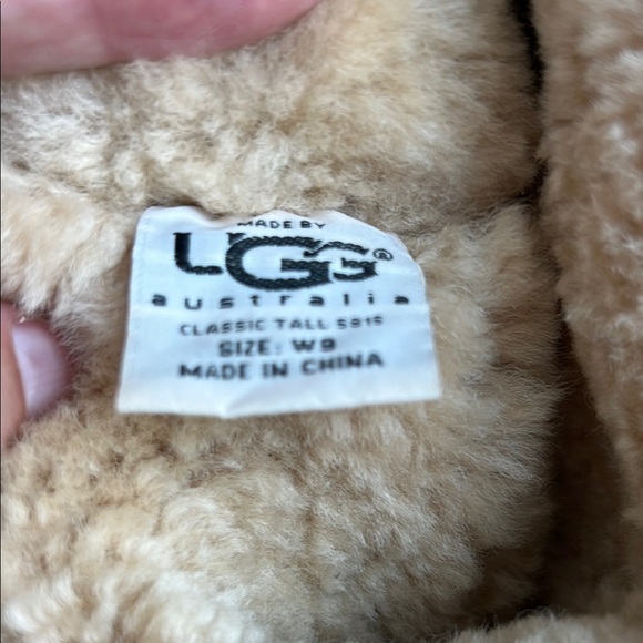 UGG Brown Winter Boots with Sheepskin Lining - Picture 4 of 5
